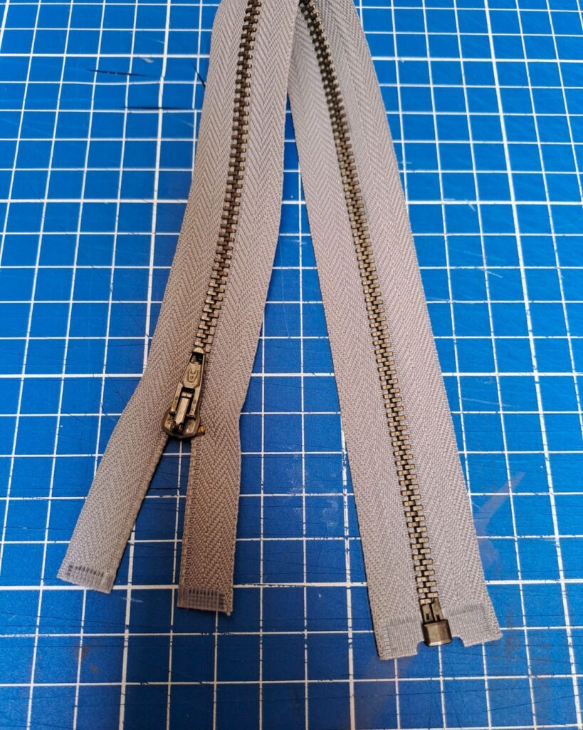 Deelbare metalen rits M3 grijs